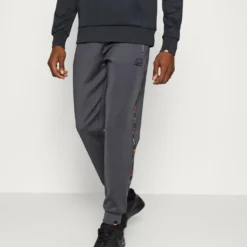 Ellesse RENSTO JOG SUIT - Survêtement - Dark Grey 14 Ellesse RENSTO JOG SUIT - Survêtement - Dark Grey -Ellesse Elegant Boutique 2b3bf392d92143fa9c3b3f9567396807