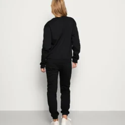 Ellesse MARULA JOG SUIT - Sweatshirt - Black -Ellesse Elegant Boutique 3ac4bf2a8ab446a7a17a5ff6eeeee1f1