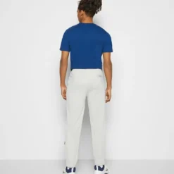 Ellesse JAINO - Pantalon De Survêtement - Light Grey 10 Ellesse JAINO - Pantalon De Survêtement - Light Grey -Ellesse Elegant Boutique 450f6c91cc8a4412aaf9d50da9c14605