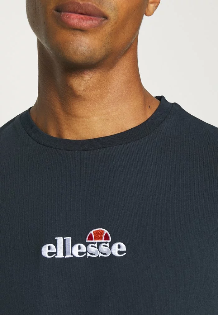 Ellesse ALTUS TEE - T-shirt Imprimé - Navy 6 Ellesse ALTUS TEE - T-shirt Imprimé - Navy – Image 6