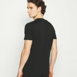 Ellesse OMBRONO - T-shirt Imprimé - Black -Ellesse Elegant Boutique 57ae866a6f5f45fa83f081799ceffe19