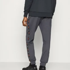 Ellesse RENSTO JOG SUIT - Survêtement - Dark Grey 13 Ellesse RENSTO JOG SUIT - Survêtement - Dark Grey -Ellesse Elegant Boutique 6c35f88fa35b43b99cbe1d06ccc3301c