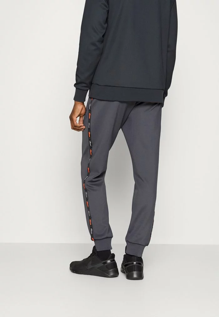 Ellesse RENSTO JOG SUIT - Survêtement - Dark Grey 4 Ellesse RENSTO JOG SUIT - Survêtement - Dark Grey – Image 4