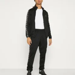 Ellesse RAYLO JOG SUIT - Survêtement - Black 9 Ellesse RAYLO JOG SUIT - Survêtement - Black -Ellesse Elegant Boutique 750ec2efb21546a3be1ffcb584c68db8