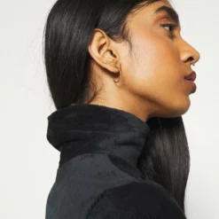 Ellesse HOLLIE - T-shirt à Manches Longues - Black 10 Ellesse HOLLIE - T-shirt à Manches Longues - Black -Ellesse Elegant Boutique 7e6b5a5579d34e299ca4cb603c4fe5f4