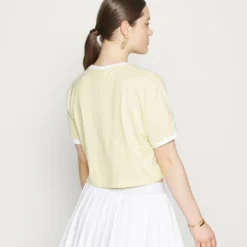 Ellesse DERLA CROP - T-shirt Basique - Light Yellow 13 Ellesse DERLA CROP - T-shirt Basique - Light Yellow -Ellesse Elegant Boutique 7e80d177d06c4274a0570257c8e98713