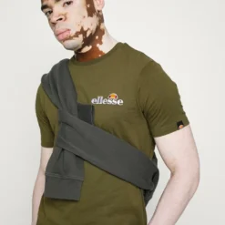 Ellesse VOODOO - T-shirt Imprimé - Khaki -Ellesse Elegant Boutique 912918a051e1457da6c4b2a845eea641