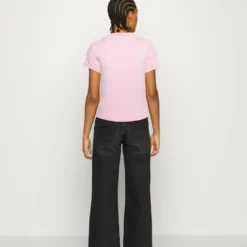 Ellesse VIKINS CROP - T-shirt Basique - Light Pink 7 Ellesse VIKINS CROP - T-shirt Basique - Light Pink -Ellesse Elegant Boutique 9203dfacc0bf4d5382aa7ac9b641875e