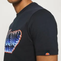 Ellesse MULTIZIO TEE - T-shirt Imprimé - Navy 12 Ellesse MULTIZIO TEE - T-shirt Imprimé - Navy -Ellesse Elegant Boutique 9c6a2cca852b445e9b9e7034452a83da