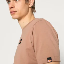 Ellesse RORRI - T-shirt Basique - Brown 9 Ellesse RORRI - T-shirt Basique - Brown -Ellesse Elegant Boutique a2f36f2b83ad48bda43c4dbdb723aa9c