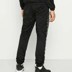 Ellesse RAYLO JOG SUIT - Survêtement - Black 12 Ellesse RAYLO JOG SUIT - Survêtement - Black -Ellesse Elegant Boutique aa80787b3e204e0b9345707caabcd9c9