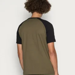 Ellesse CORP TEE - T-shirt Imprimé - Khaki -Ellesse Elegant Boutique ac8c3fa34b3444e6a717b9c6fccf14d1