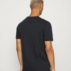 Ellesse MULTIZIO TEE - T-shirt Imprimé - Navy 10 Ellesse MULTIZIO TEE - T-shirt Imprimé - Navy -Ellesse Elegant Boutique b5f052915d624e12a076c0f39a18102a