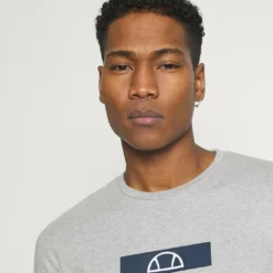 Ellesse JACE - T-shirt Imprimé - Grey 9 Ellesse JACE - T-shirt Imprimé - Grey -Ellesse Elegant Boutique c116685a26ae46ba9a3de66a5c56bdb6