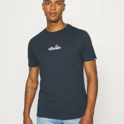 Ellesse ALTUS TEE - T-shirt Imprimé - Navy 8 Ellesse ALTUS TEE - T-shirt Imprimé - Navy -Ellesse Elegant Boutique c786a64cf8124379a80bf30bd6e8d9d8