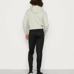 Ellesse BERTONI TRACK PANT - Pantalon De Survêtement - Black -Ellesse Elegant Boutique e8de2b401e82457c8d96e07aefcd75b5