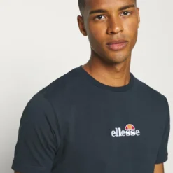 Ellesse ALTUS TEE - T-shirt Imprimé - Navy 9 Ellesse ALTUS TEE - T-shirt Imprimé - Navy -Ellesse Elegant Boutique eda19d02b2ee4ae3be7e563794bb3cb0
