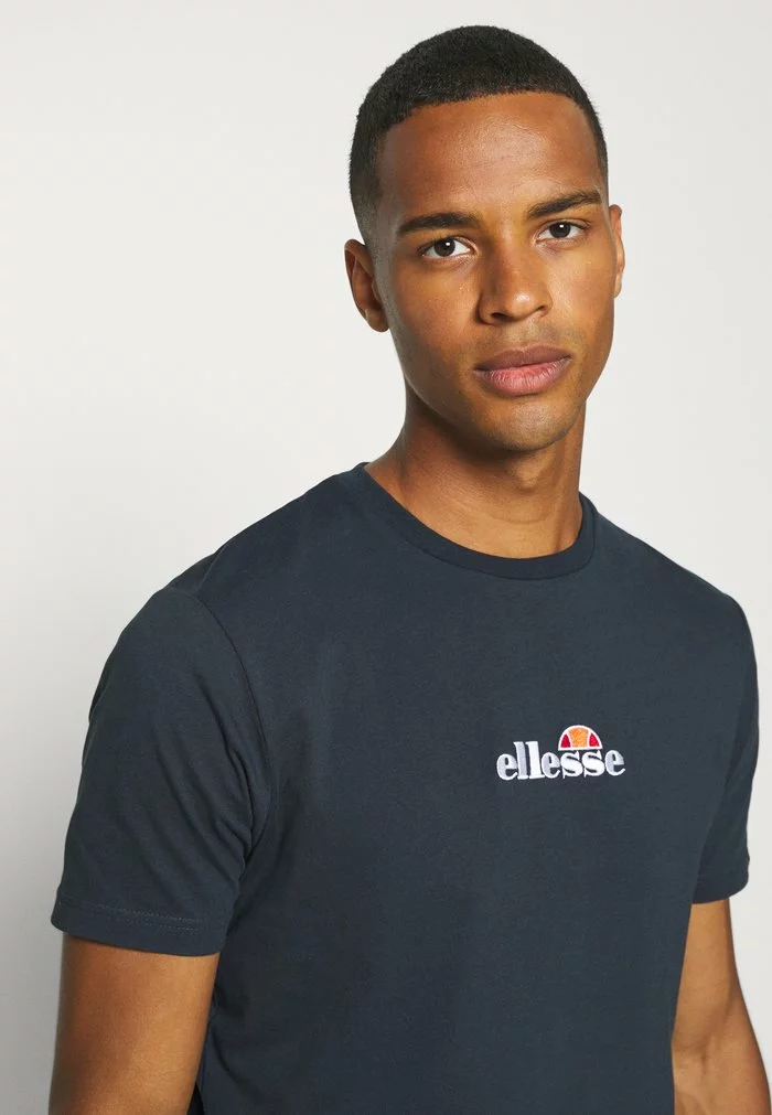 Ellesse ALTUS TEE - T-shirt Imprimé - Navy 4 Ellesse ALTUS TEE - T-shirt Imprimé - Navy – Image 4