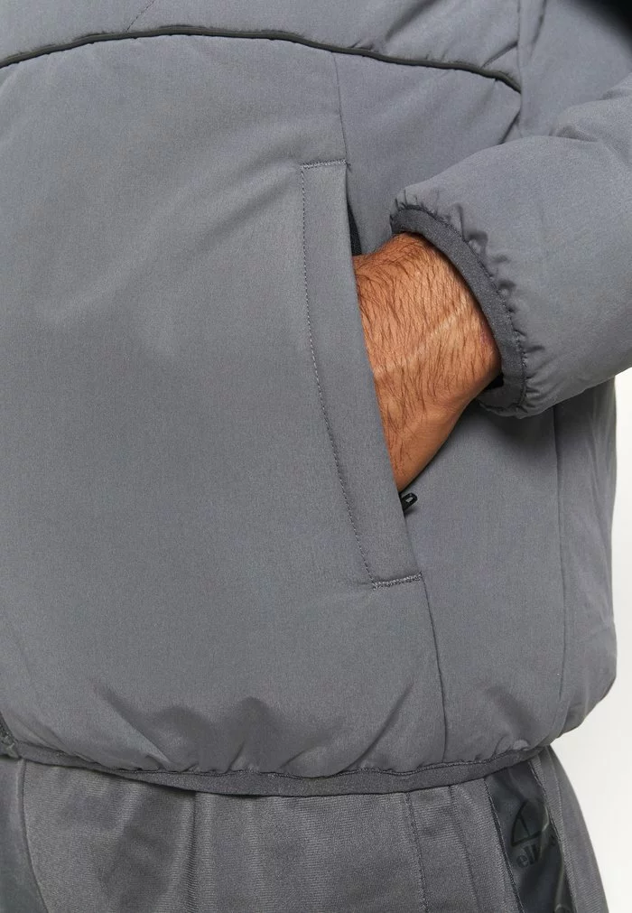Ellesse ORELLIO WATER REACTIVE PADDEDJACKET - Veste De Survêtement - Dark Grey 6 Ellesse ORELLIO WATER REACTIVE PADDEDJACKET - Veste De Survêtement - Dark Grey – Image 6